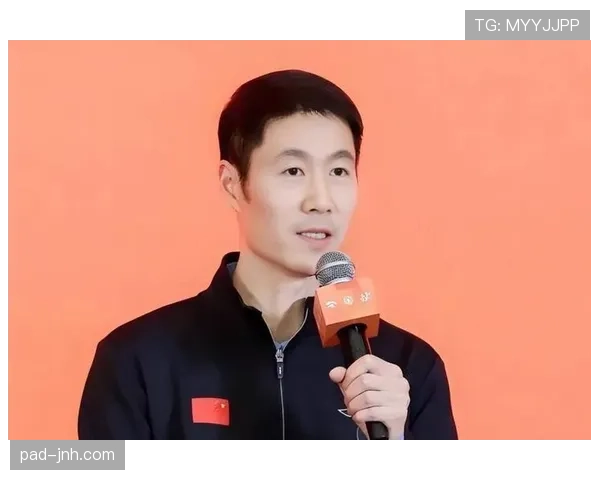 看到王励勤的新照我愣住了，西装名表气场全开，赛场那股拼劲儿像被收走了